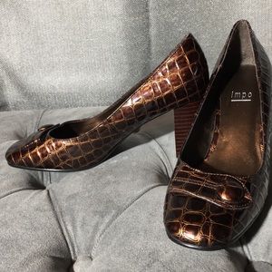 Dress shoes. Size 6 1/2. Bronze copper colored